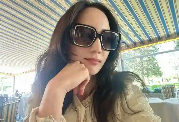 张钧甯生日晒海边素颜照，戴墨镜漫步超惬意