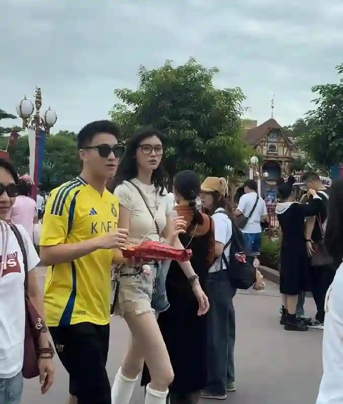 奚梦瑶夫妻餐厅约会，甜蜜互动被偶遇，发现偷拍大方打招呼