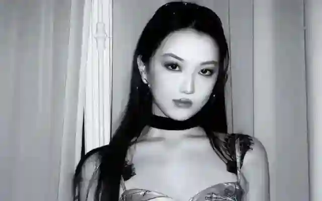 王菲回国为李嫣庆生，与谢霆锋现身机场，55岁打扮时髦体态绝佳