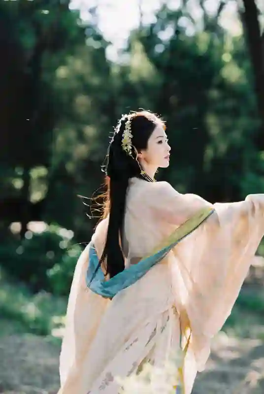 白鹿粉色古装赏花路透：明媚似春桃