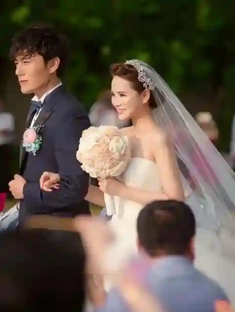 57岁伊能静英国被偶遇！五一带婆婆女儿度假，素颜皮肤好未见秦昊