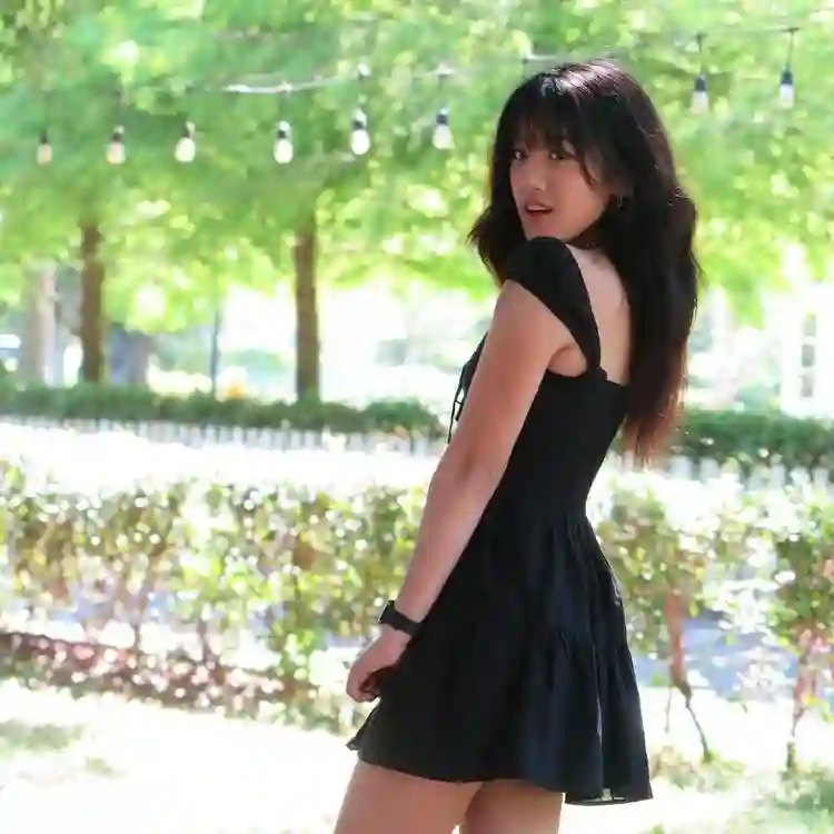 贾静雯19岁女儿梧桐妹被质疑已辍学，分享街拍变漂亮了