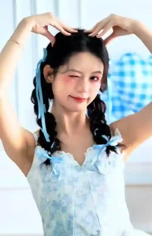 翁虹女儿近照曝光，17岁小水晶出落成大美女，比妈妈年轻时还养眼