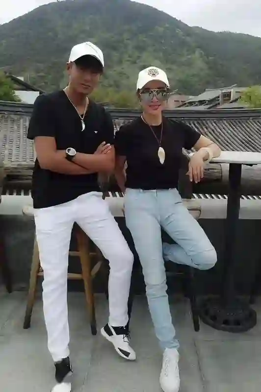 刘晓庆和经纪人一起合影，俩人看起来像母子，网友：比她男友帅