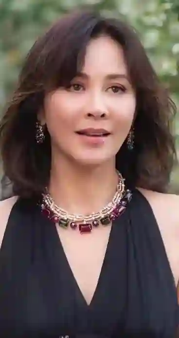 事实证明，与刘嘉玲中日分居的丁克一族梁朝伟，已走上另一条大道
