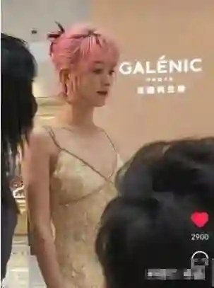 赵丽颖恋爱风波后首露面！工作人员说话满脸冷漠，后背全露太抢镜