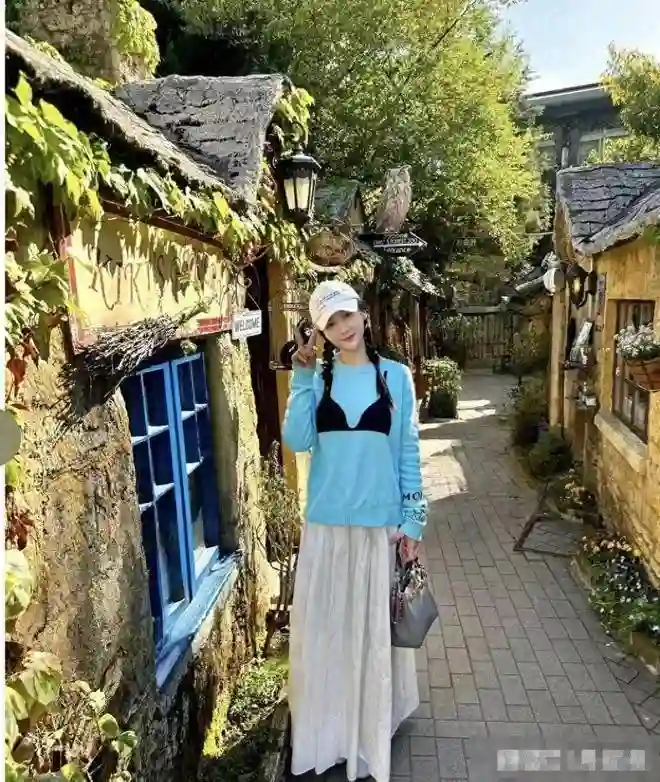 46岁陈乔恩和老公日本旅游：扎两个小辫子太减龄，像20岁少女一样