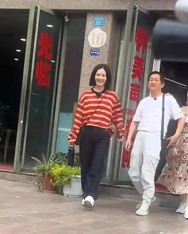 43岁谢娜近照曝光，和父母下小馆子，纯纯“厂妹风”穿搭土气朴素