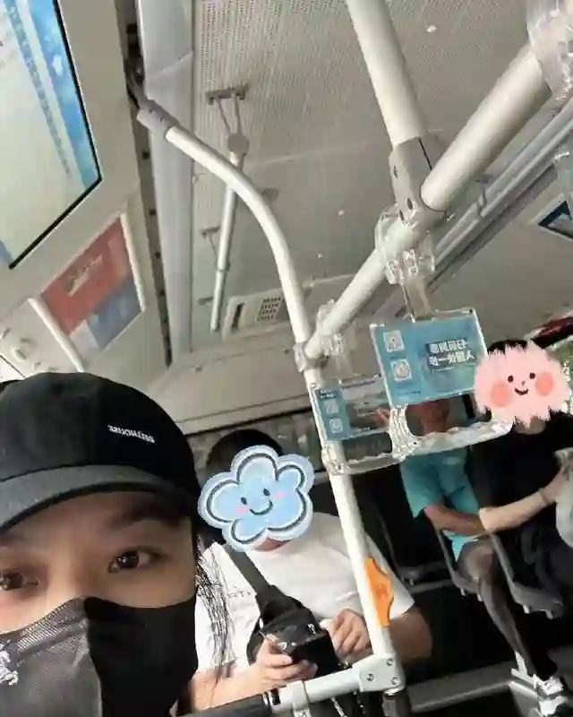 这一夜，胸下垂还穿深V的刘嘉玲，在“长裙裹身”的汤唯面前尴尬