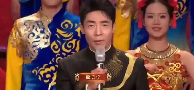 时隔七年，王菲戴着两个虾片（未炸版）再登春晚