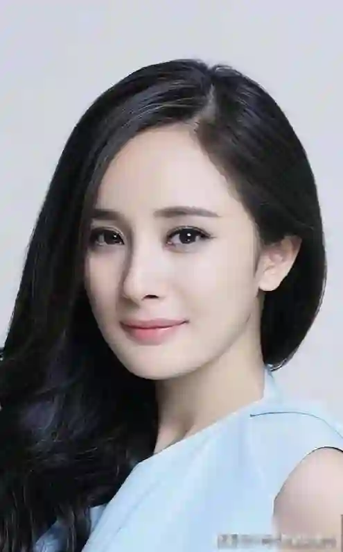 从默默跑龙套到掌控娱乐版图，杨幂的传奇逐梦路