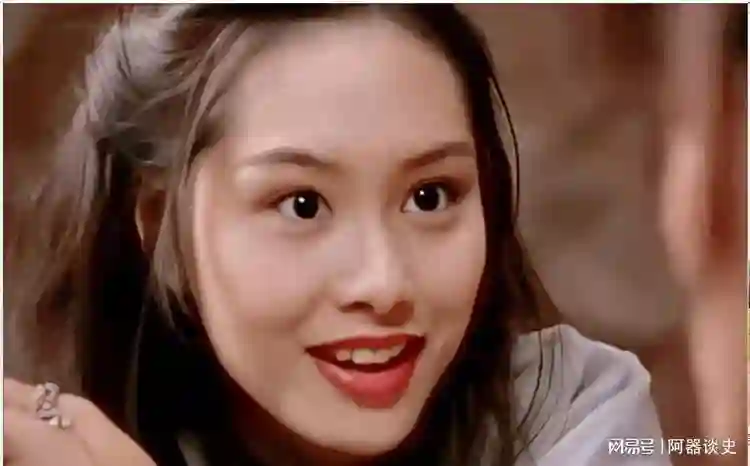 朱茵53岁，素颜状态犹如少女，与黄贯中经常哼着BEYOND的歌