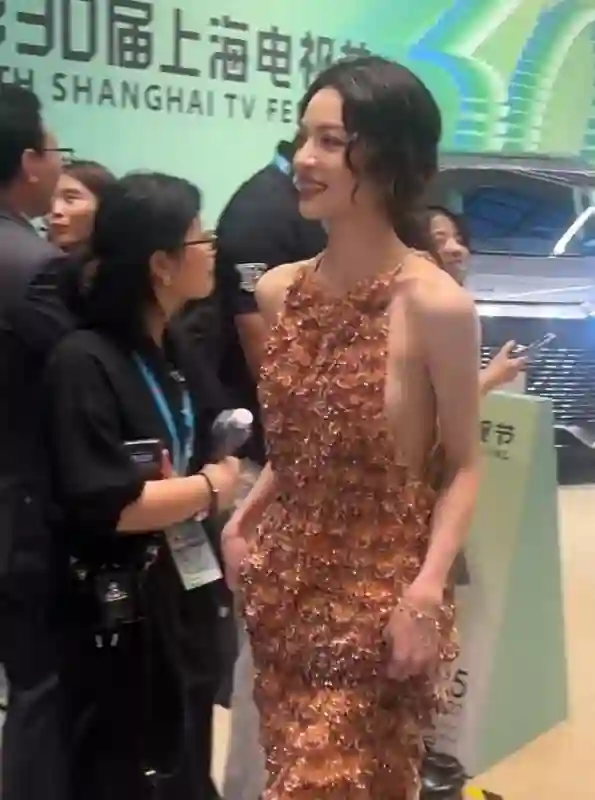 闫妮的腿、钟楚曦的身段、宋佳的发际线，这届白玉兰奖看点真不少