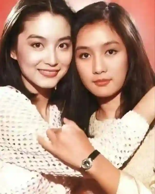 成龙第二个私生子曝光！她与林青霞齐名，带子嫁人，过往生活被扒