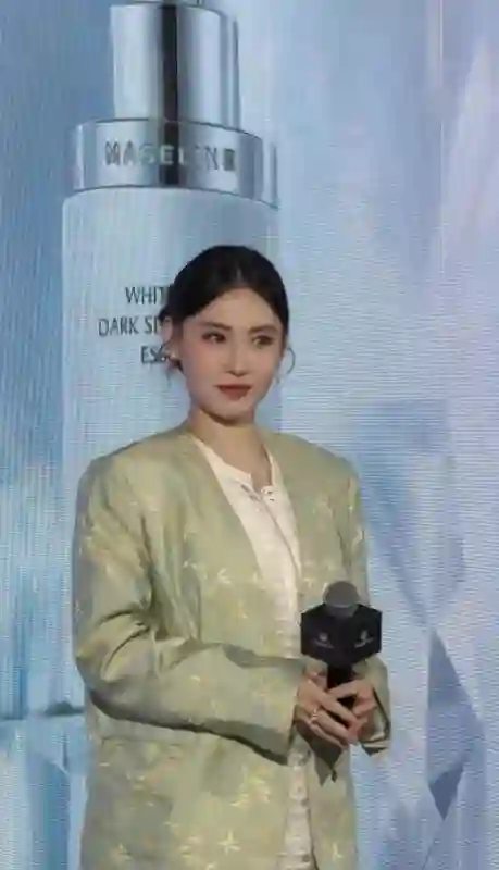 44岁张柏芝出席活动！穿新中式装扮美得像个娃娃，众人都抢着合影
