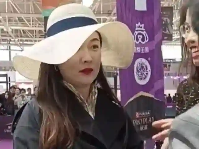 霍思燕宠物展贵妇造型引热议！脸部浮肿发福明显，44岁状态成焦点