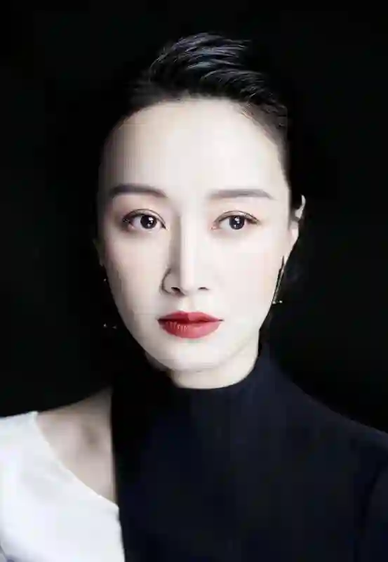 她24岁主持春晚，传两个男人为她离婚，如今49岁被宠成了公主