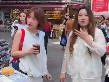 网友在新疆偶遇吴昕，脖子、骨盆前倾愈发明显，表情呆愣像普通人