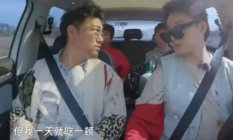 贾冰这是怎么了？暴瘦45斤后首亮相，和妻子同框像极了父女