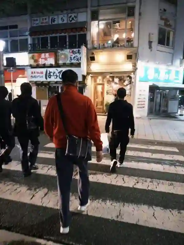郑恺520晒一家五口日常，陪年迈父亲坐地铁，偷偷给他拍照很孝顺