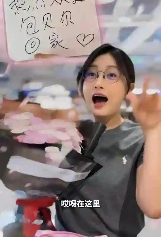 包文婧产后2个月出门接老公，包贝尔感动当众亲她，二胎后更腻歪