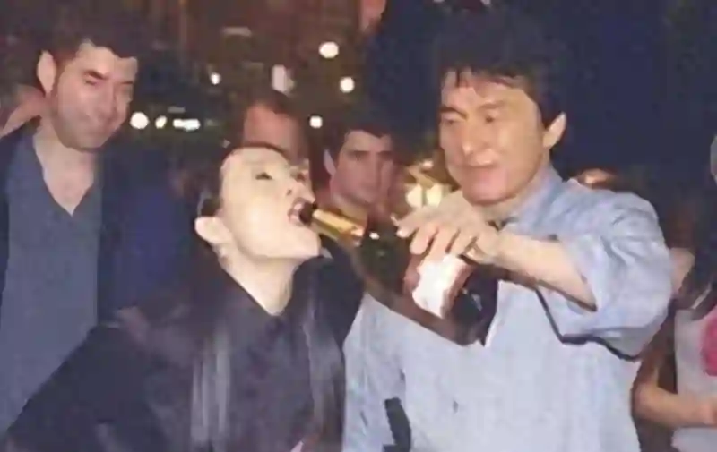 成龙灌章子怡的不是酒，而是整个娱乐圈的丑闻，他们是什么关系？