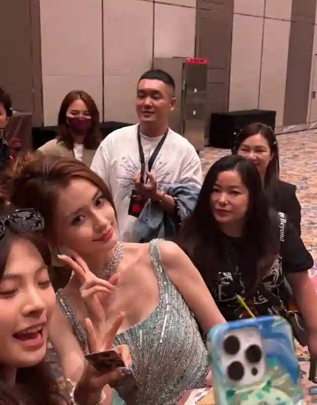 杨颖生图也太美了！穿绿色纱裙变身人鱼公主，“漫画女孩背”绝了