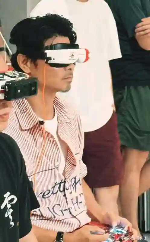 张晋晒全家福庆51岁生日，举办超大型生日会，一家五口互动超有爱