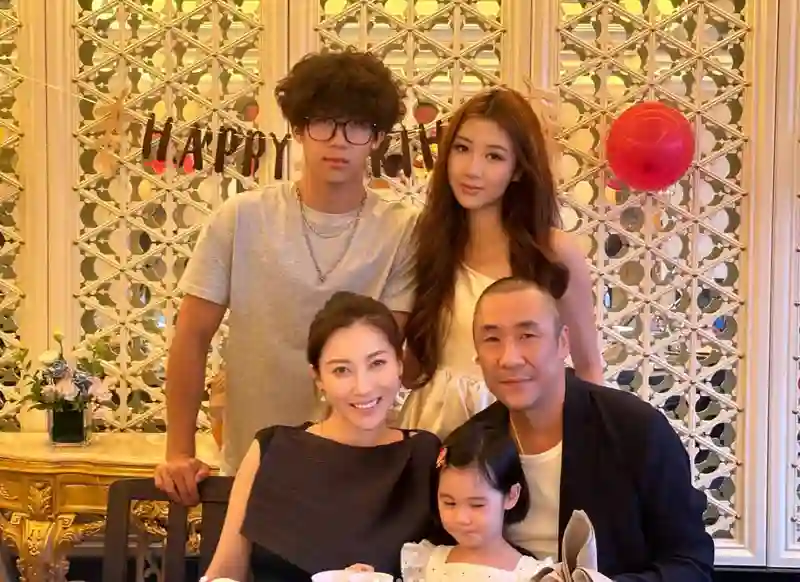 章子怡哥嫂为大女儿庆生，章爸露面头发花白，抱孙子笑得合不拢嘴