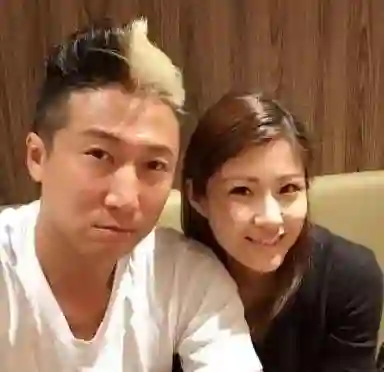刺激！洪金宝儿媳被曝出轨一拖三？曝夫妻双双出轨洪金宝不准离