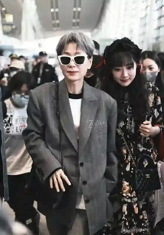 叶童酷飒灰西装搭配墨镜亮相，与李艺彤牵手超吸睛