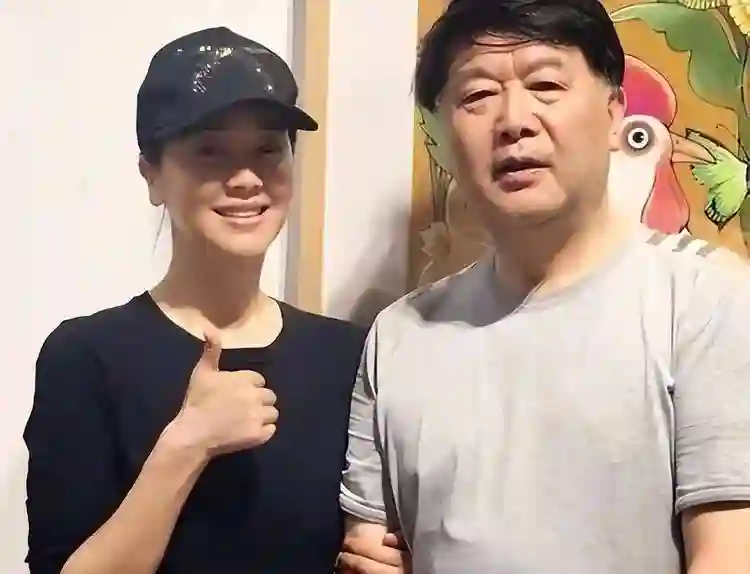 48岁左小青现状：现身香港，素颜皮肤嫩到发光，如今单身不谈恋爱