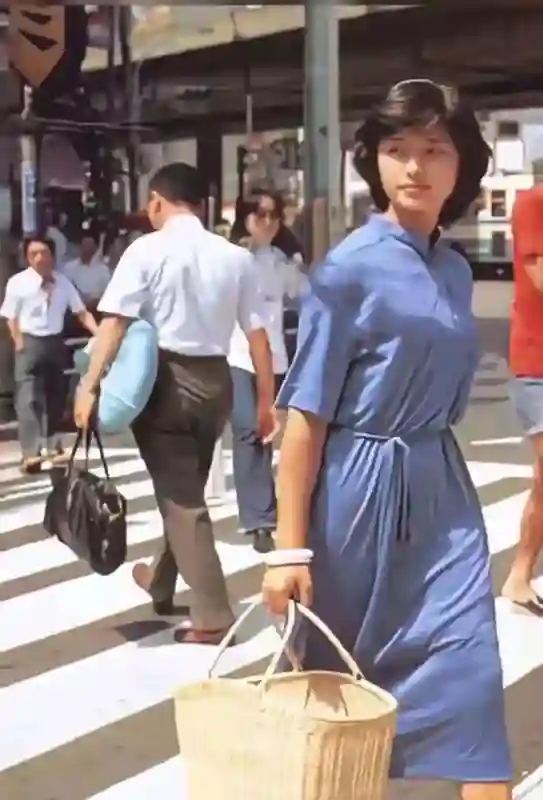 73岁三浦友和再破天花板，与妻恩爱45载，山口百惠宛如新生