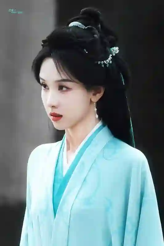 陈都灵蓝绿色古装造型美出圈！两缕秀发衬得温婉似画中人
