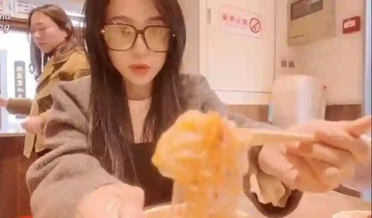 趁着潘玮柏在忙着演唱会，他老婆居然跑回南京独自逛吃？