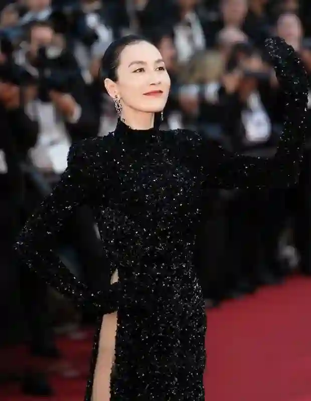 中国女星戛纳巅峰对决：她穿成东方名伶扛住生图，而她一改面相清纯变凌厉……