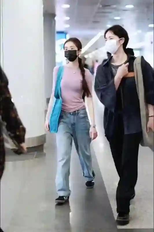 黄多多回国生图曝光！比孙莉矮半个头却美上热搜，口罩也难挡气质
