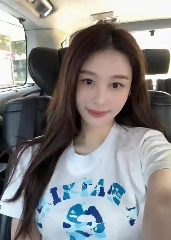 56岁邱淑贞与22岁女儿同框，母女感情深厚，气质令人惊艳