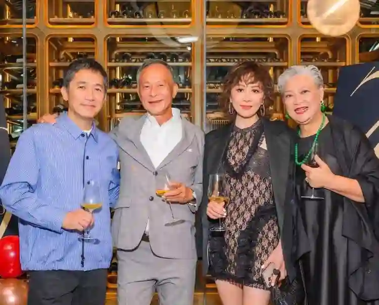 59岁刘嘉玲为70岁杜琪峰庆生！怎么那么喜欢穿丑裙子？短款也难看