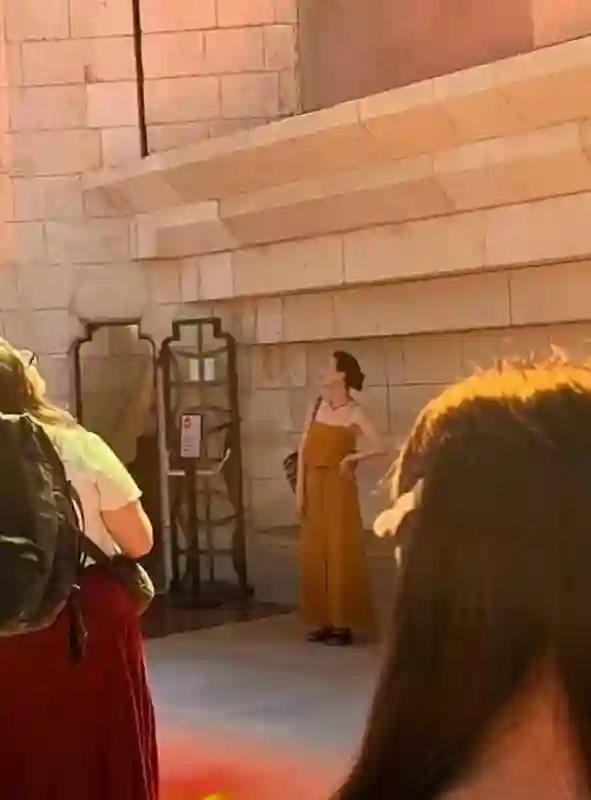 高圆圆和女儿巴塞罗那度假，人群中美成焦点，Rhea瘦高个仪态真好