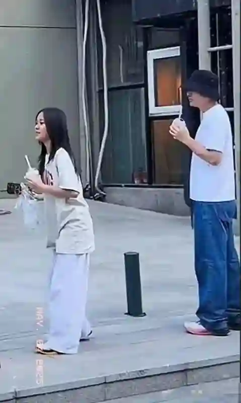 李小璐霍思燕两家同游，霍思燕植发没了发际线，贾乃亮躲得远远的