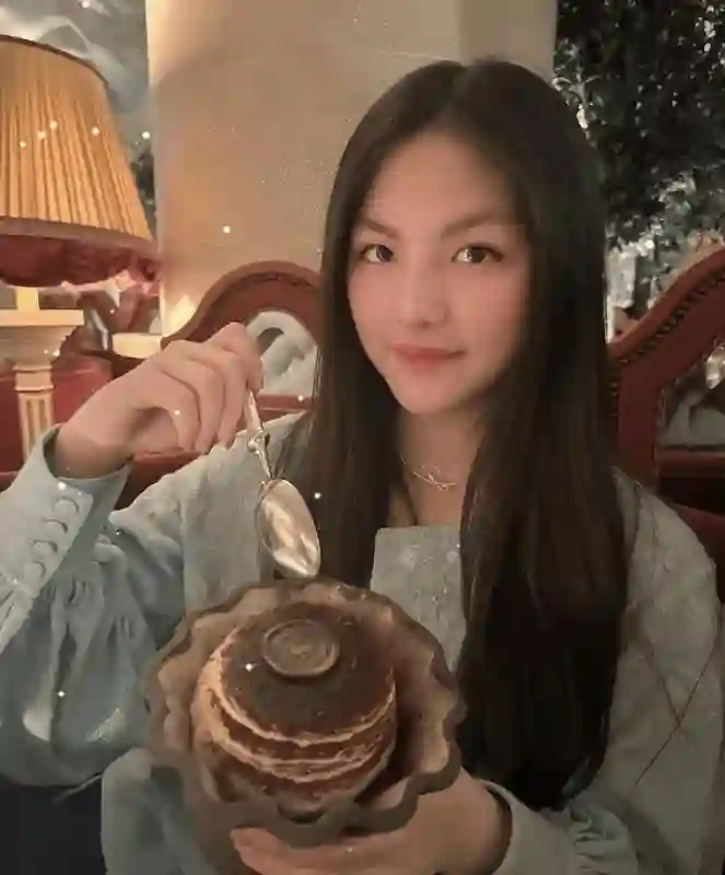 李湘一大早连发五张王诗龄照片，母女高档餐厅共度假期