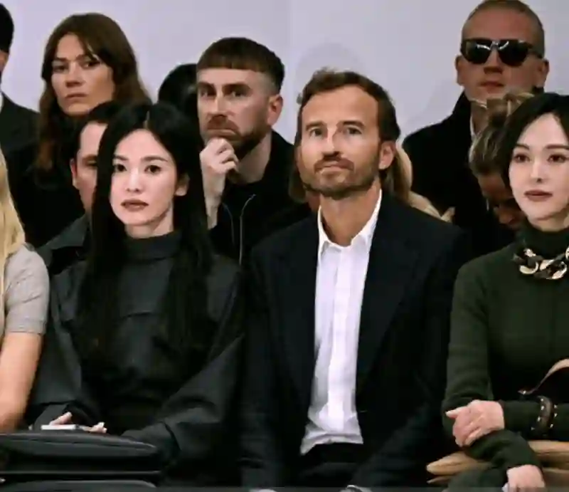 唐嫣真给中国人长脸！穿一身灰裙仍美得风姿绰约，同框宋慧乔都丝毫不输气质！
