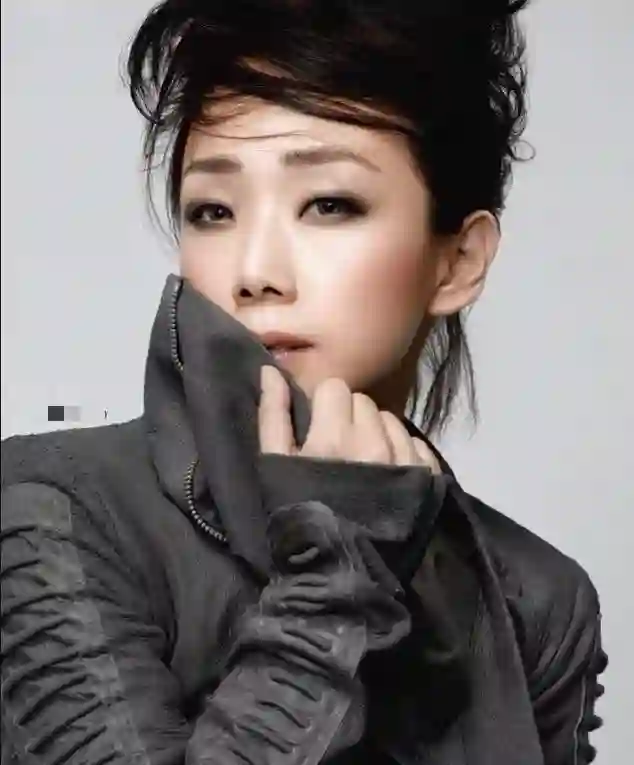 离婚21年，李宗盛早有娇妻，为何林忆莲仍不再婚？答案俗套又露骨