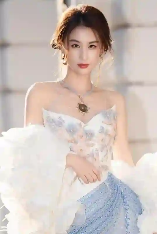 黄圣依独闯江湖，演绎狠角色，星光闪耀难挡
