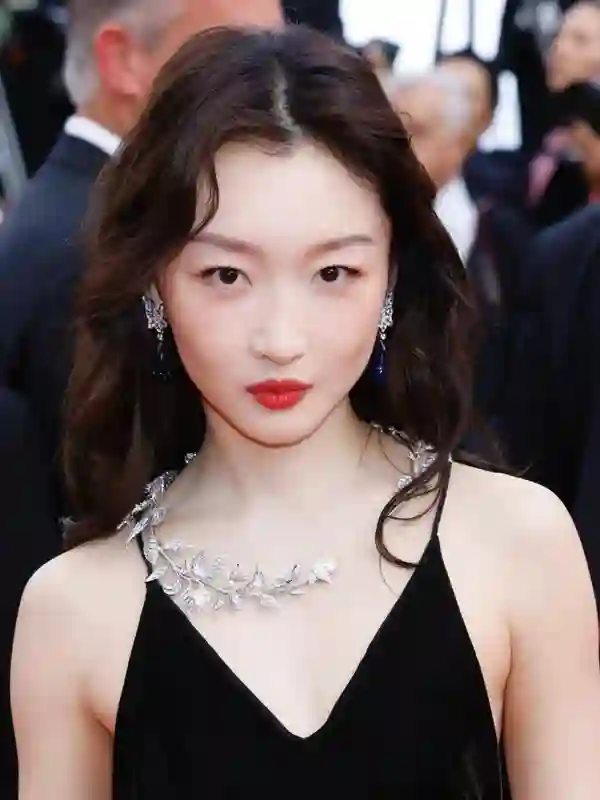 戛纳红毯：周冬雨久违露面，舒淇林志玲不曾老去，于适身材好抢镜