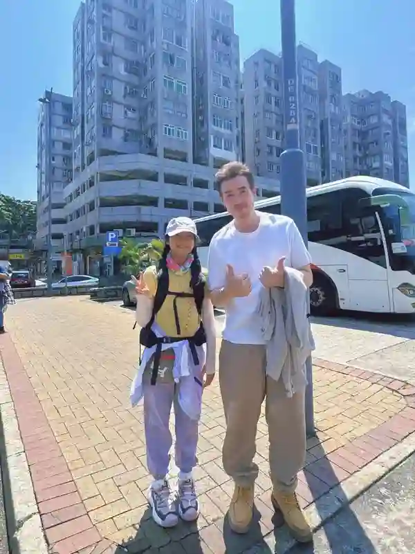 54岁陈豪在香港逛街，打扮很时尚，胡茬没刮干净，笑起来好多皱纹
