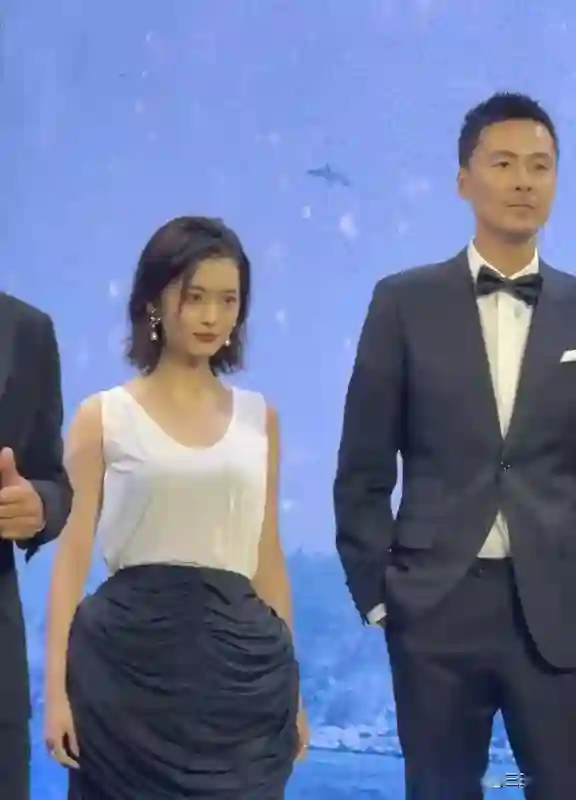 女演员同框:闫妮“大姐”气场，左小青脸有些肿，颖儿太出挑了