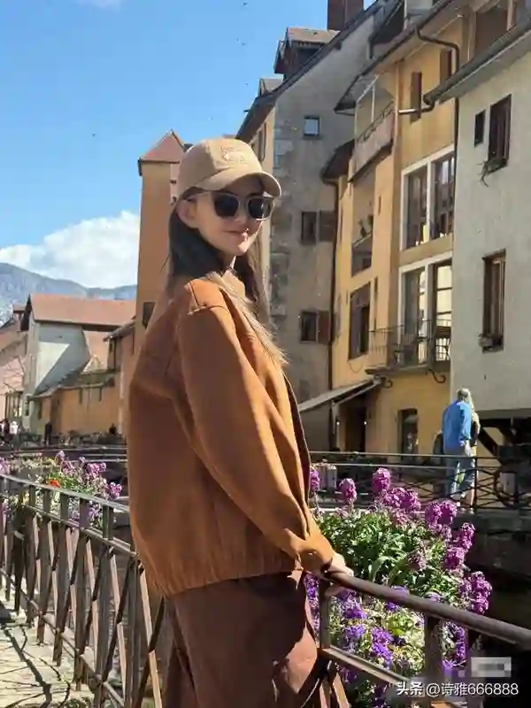 周杰伦老婆昆凌五一假期分享一家五口背影，夫妻手牵手甜度爆表