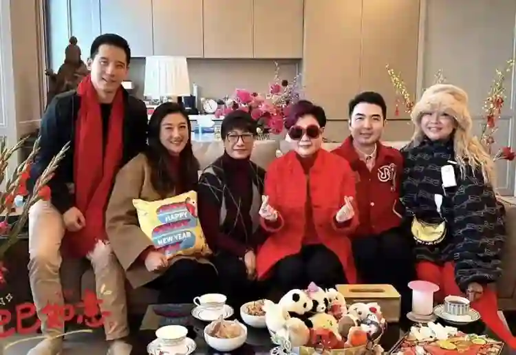 37岁郑欣宜和友人聚餐！金发浓妆精神状态好，停工两年疑走出抑郁